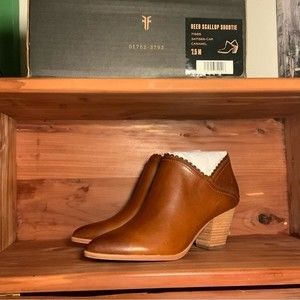 (NWT) Frye Reed Scallop Shootie Women’s Size 7.5 M US (Cognac)